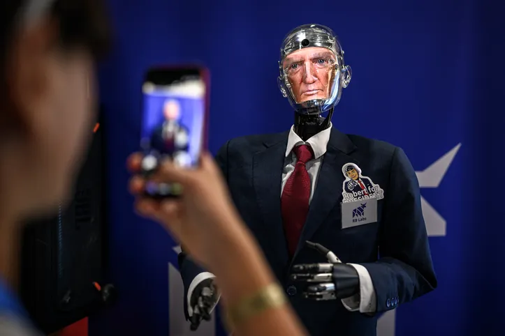 Esta fotografia mostra o rosto do presidente dos EUA, Donald Trump, exibido em "Robert the Robot" — um humanoide conversacional