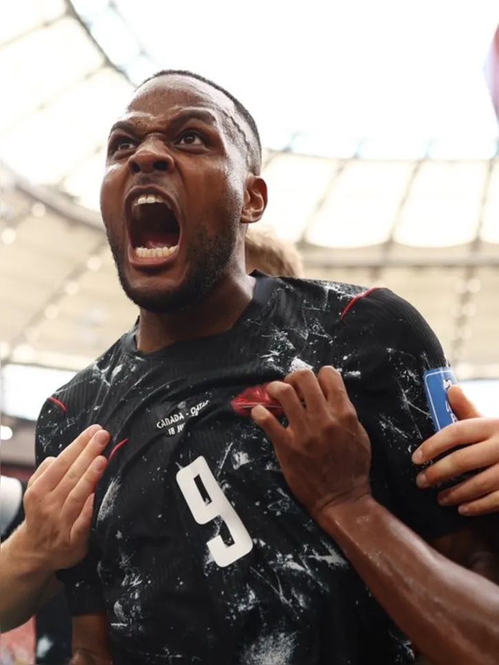 Cyle Larin marcou o primeiro gol do Canadá na partida