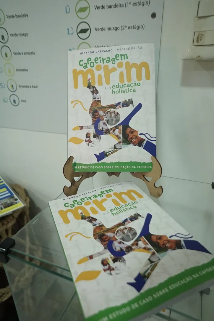 Livro "Capoeiragem Mirim e a educação holística", escrito por Mestre Balão