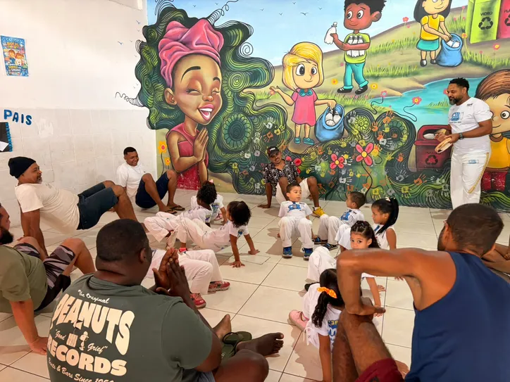 Atividade com os pais no Capoeiragem Mirim da Escola Comunitária do Bate Facho