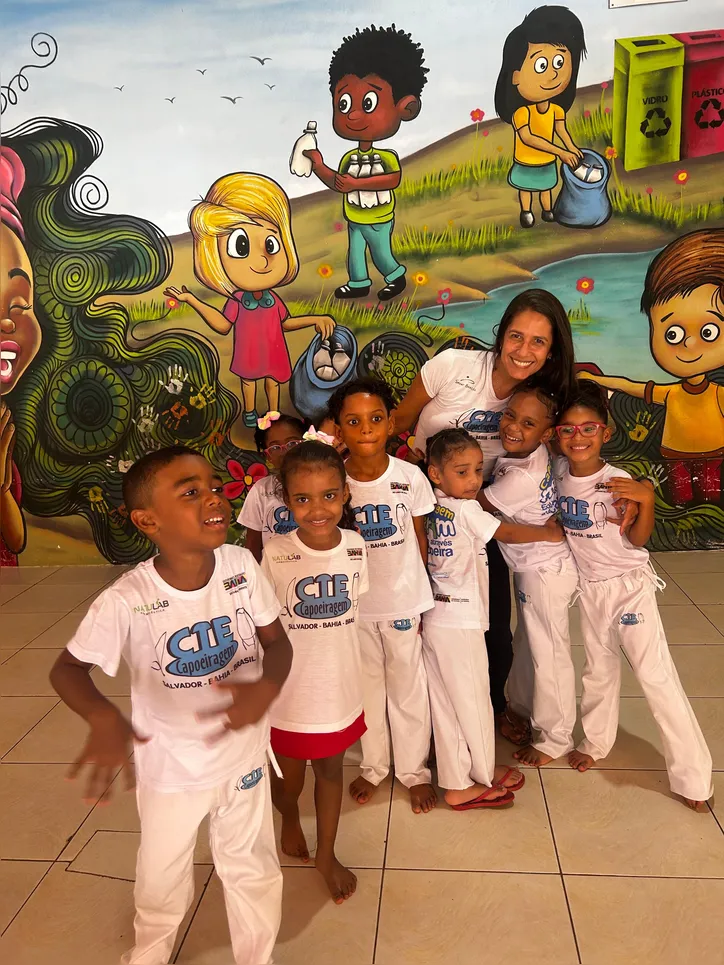 Flávia Veiga "Fênix" e crianças do Capoeiragem Mirim