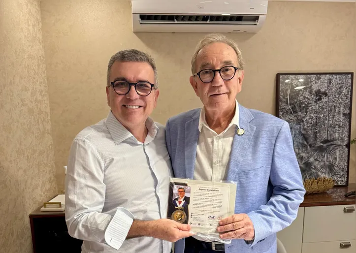 Augusto Correia Lima e Wilson Paes Cardoso em momento de prestígio e reconhecimento ao municipalismo baiano