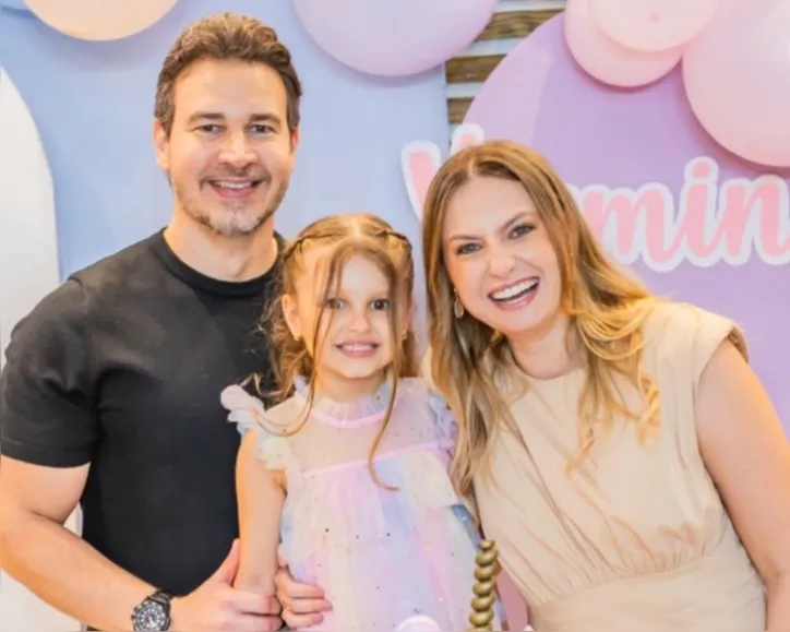 Yasmin com os pais, Lucas Selem e Thaiane Betarelli, em um registro cheio de amor e carinho