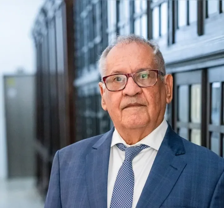 Ordep Serra apresenta sua nova obra, Sofia e o Centauro da Televisão, em mais uma edição do Livros na Mesa