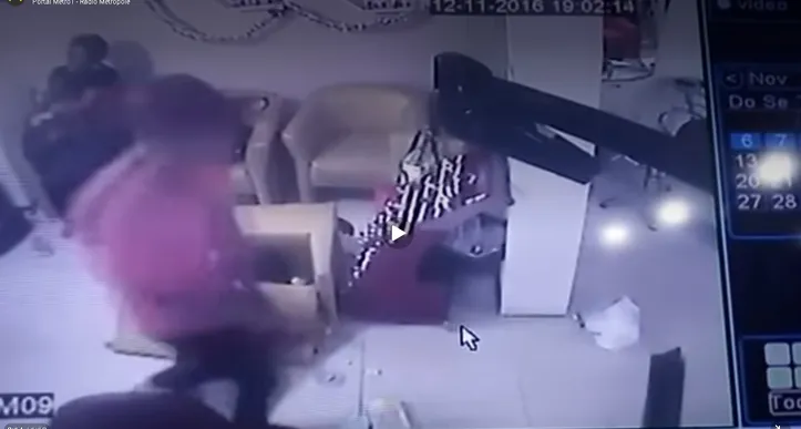 Homem aparece em imagem de câmera de segurança do salão