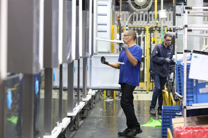 Produção de refrigeradores na fábrica da Electrolux