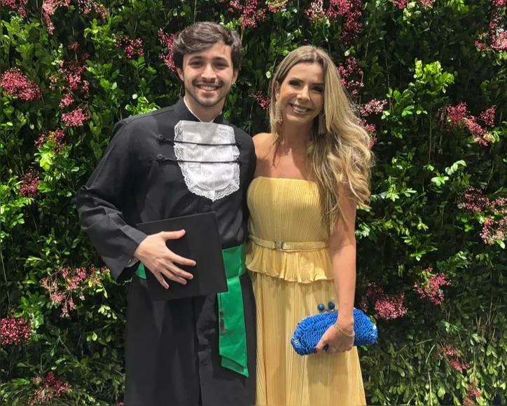 Entre sorrisos e emoção, Leonardo celebra a conquista da formatura em Medicina ao lado da mãe, Mila Batista