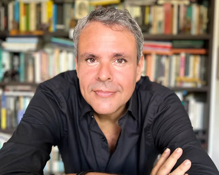 Paulo Sales encerra trilogia com novo lançamento literário (Nínive Sales)