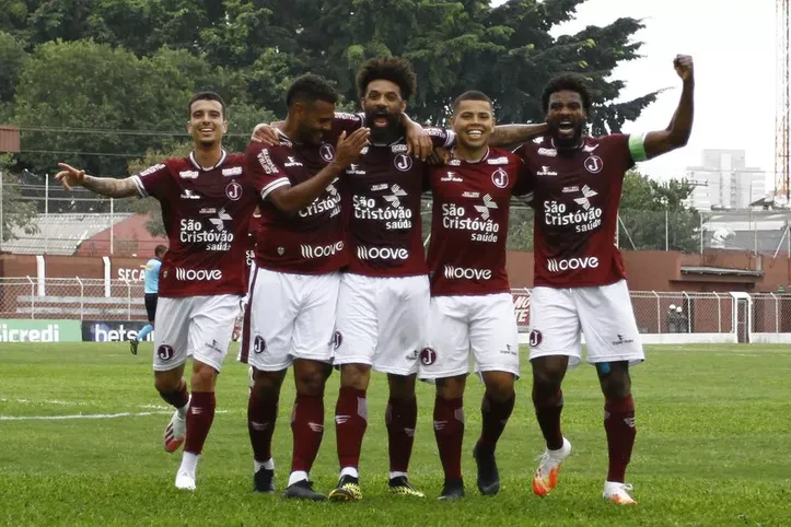 Jogadores do Juventus da Mooca comemorando gol