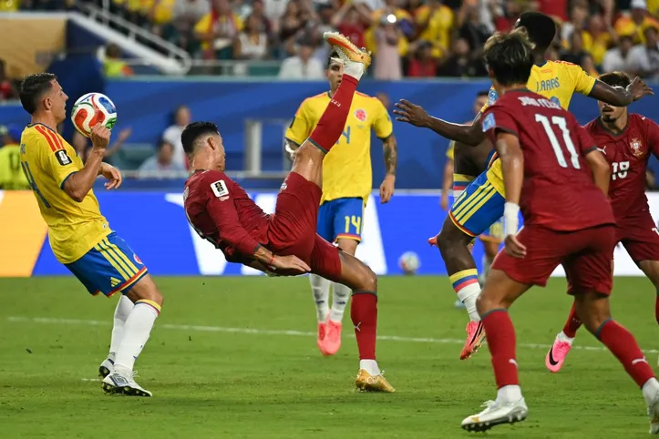 Tentativa de bicicleta de Cristiano Ronaldo contra Colômbia na Copa