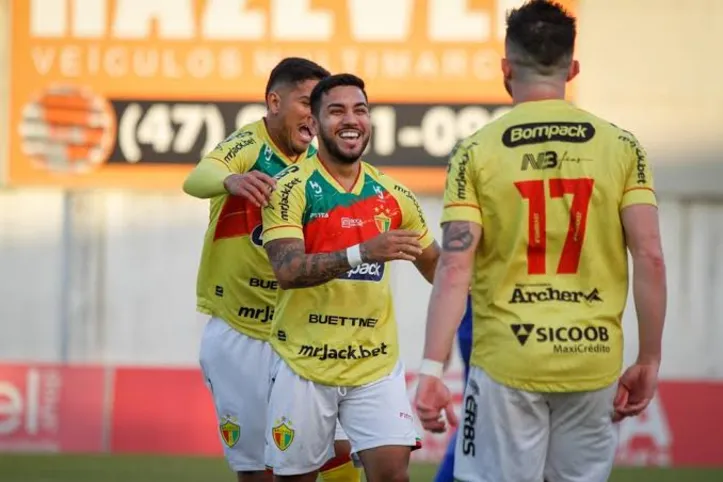 Imagem ilustrativa da imagem Com R$ 2 bilhões em jogo, 6 SAFs buscam vaga histórica na Série C