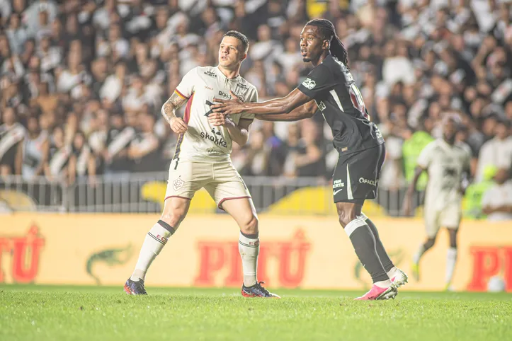 Renato Kayzer sendo marcado por Carlos Cuesta
