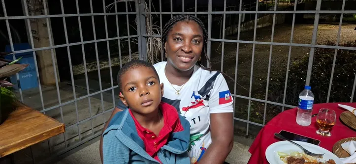 Juliana Dolciné e o filho Thiago