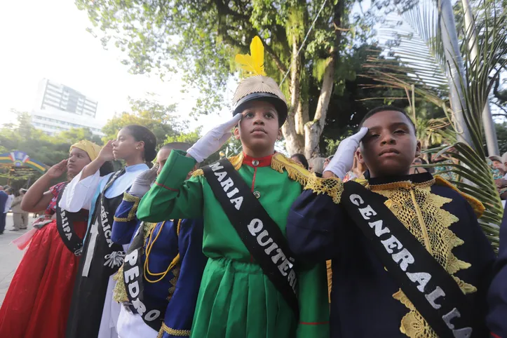Chegada do Caboclo e da Cabocla, asteamento de bandeiras, chegada do fogo simbólico pedidos, orações e depósito de frutas, flores e bilhetes aos Caboclos no Campo Grande.