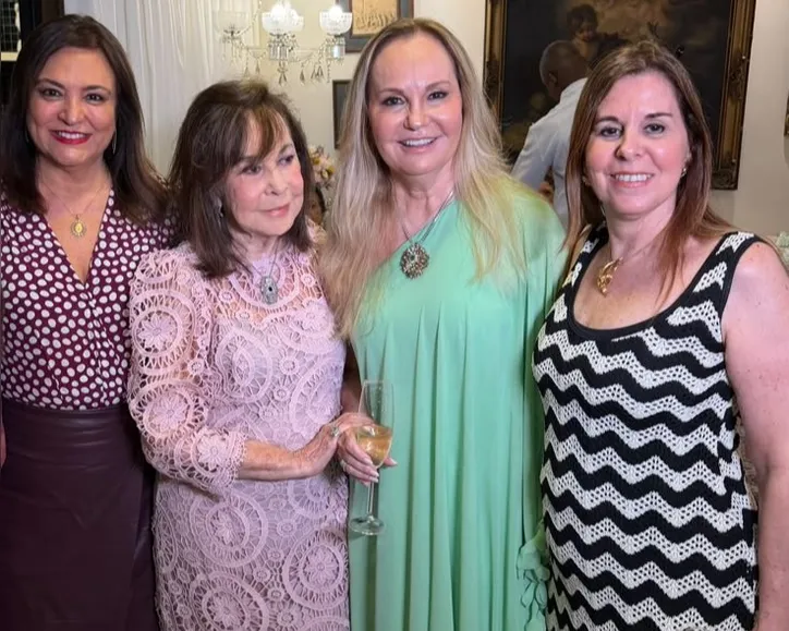 Cristina Lisboa, cercada de carinho e boas amizades, em sua noite especial