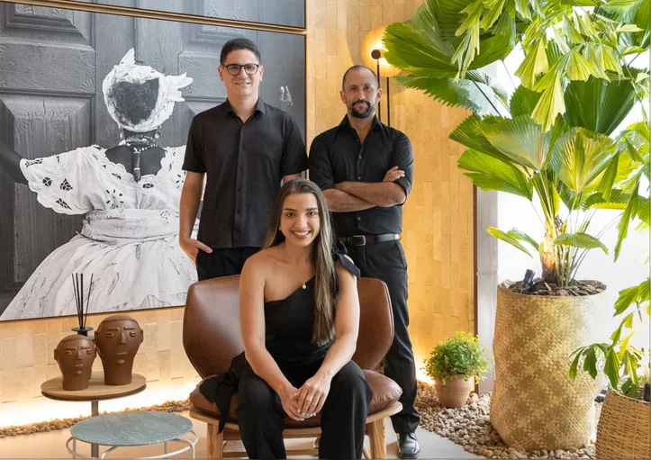 Maurício Felzemburgh, Emily Queiroz e Luciano Geanizelle, sócios da FMG+, celebram mais uma conquista