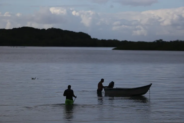 Pescadores na ilha de Matarandiba