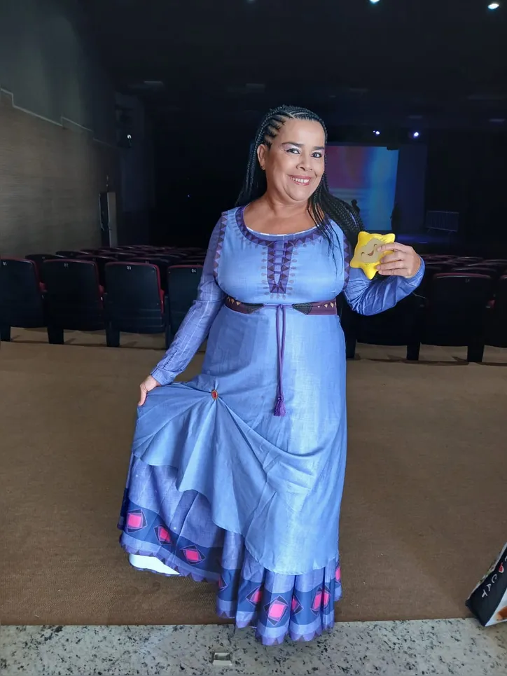 Caracterizada como Asha do filme 'Wish', a avó Adriana Grima ama fazer cosplay