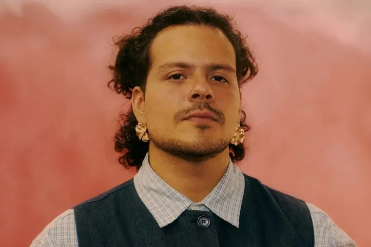 Luis Ángel Lozano Acosta é conhecido artisticamente como Luislo