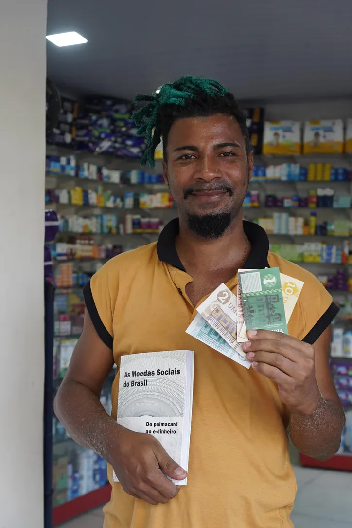 O educador social Diógenes utiliza a Umoja para fazer compras do dia a dia