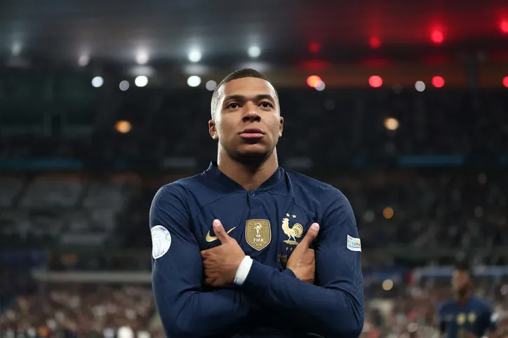 Kylian Mbappé pela França