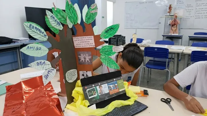 Estudantes produzem materiais pedagógicos para refletir sobre atitudes dentro da sala de aula e na internet
