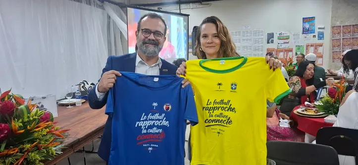 Camisas do evento com o lema "O futebol aproxima, a cultura conecta"