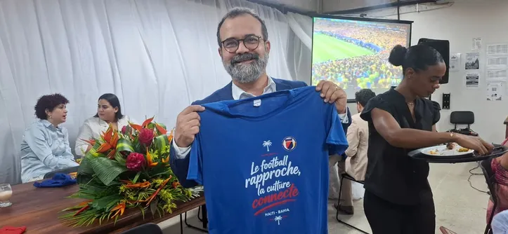 Camisa do evento com o lema "O futebol aproxima, a cultura conecta"