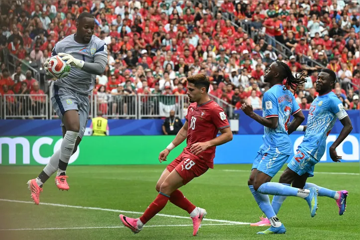 Lionel Mpasi pegando a bola em Portugal e RD Congo