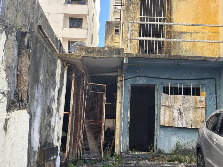 Abandono de dois edifícios gera transtornos, danos estruturais e medo
