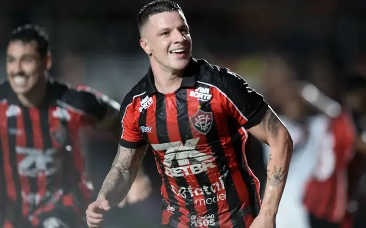 Renato Kayzer pelo Vitória