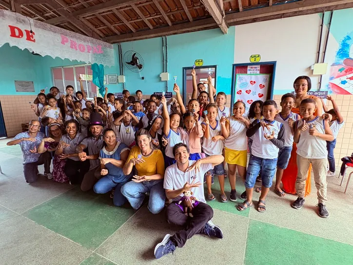 Igor Bastos e alunos do Mãos Mágicas, iniciativa que já impactou centenas de crianças dentro e fora da Bahia