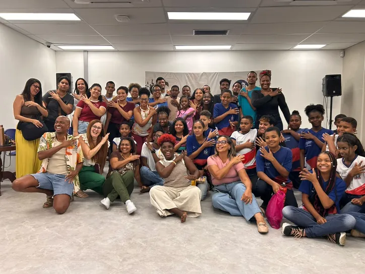 Oficina de dança para pessoas surdas e ouvintes