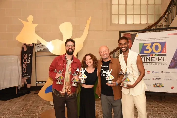 Itegrantes da produção do filme durante a premiação