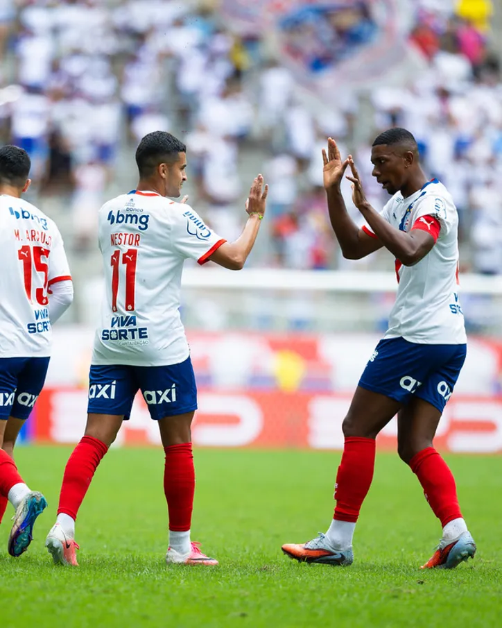 Rodrigo Nestor comemora gol com Kanu