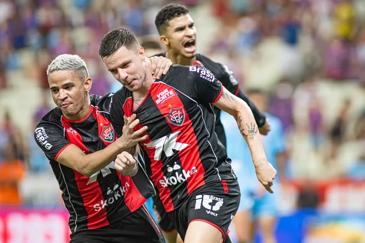 Erick, Kayzer e Renê comemoram gol do Vitória