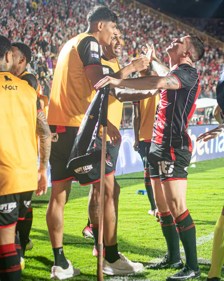 Renato Kayzer comemora mais um gol marcado contra o Vasco