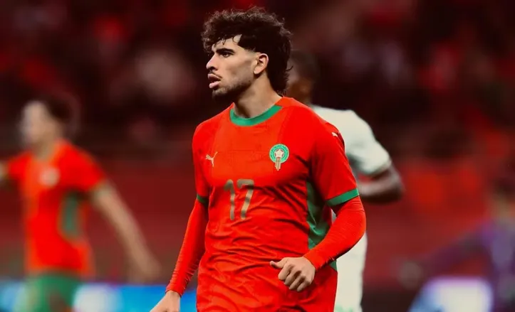 Abdessamad Ezzalzouli em campo por Marrocos