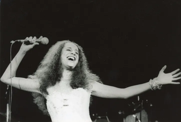 Maria Bethânia no palco em Salvador, no show de reinauguração do Teatro Castro Alves, em 1993