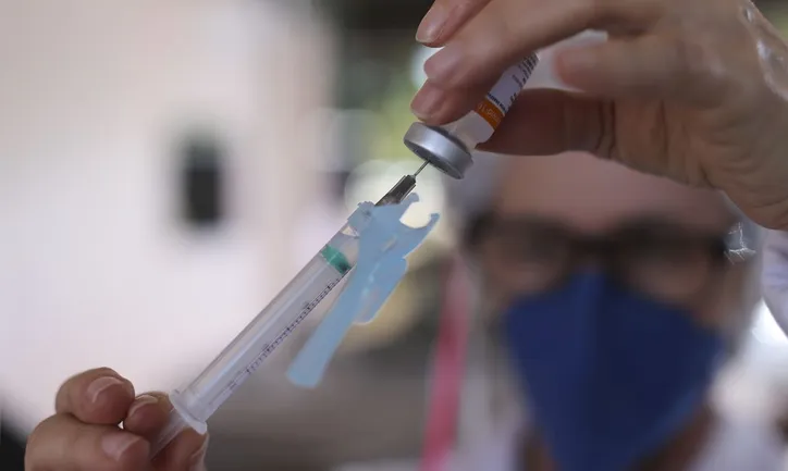 Saiba como participar da nova fase de testes para vacina da gripe para idosos