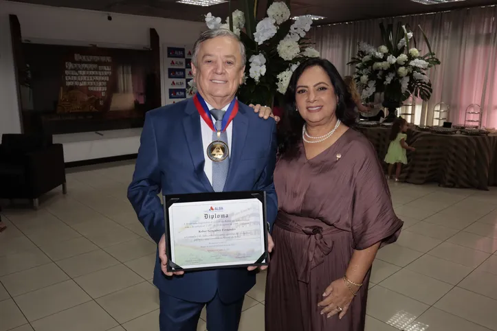 Kelsor Fernandes, ao lado de Cassia, recebeu a Comenda 2 de Julho, maior honraria da ALBA