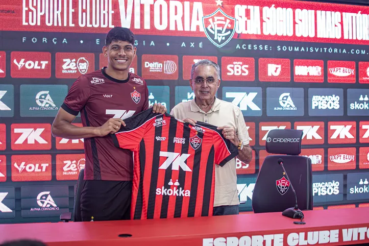 Zé Vitor sendo apresentado pelo diretor Sérgio Papellin no Barradão