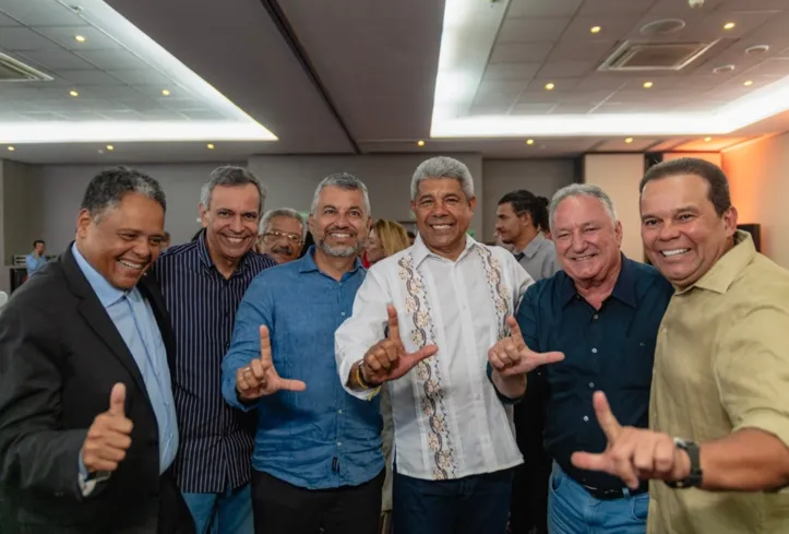 Jerônimo com lideranças da base aliada, como Ronaldo Carletto e Félix Mendonça Jr.