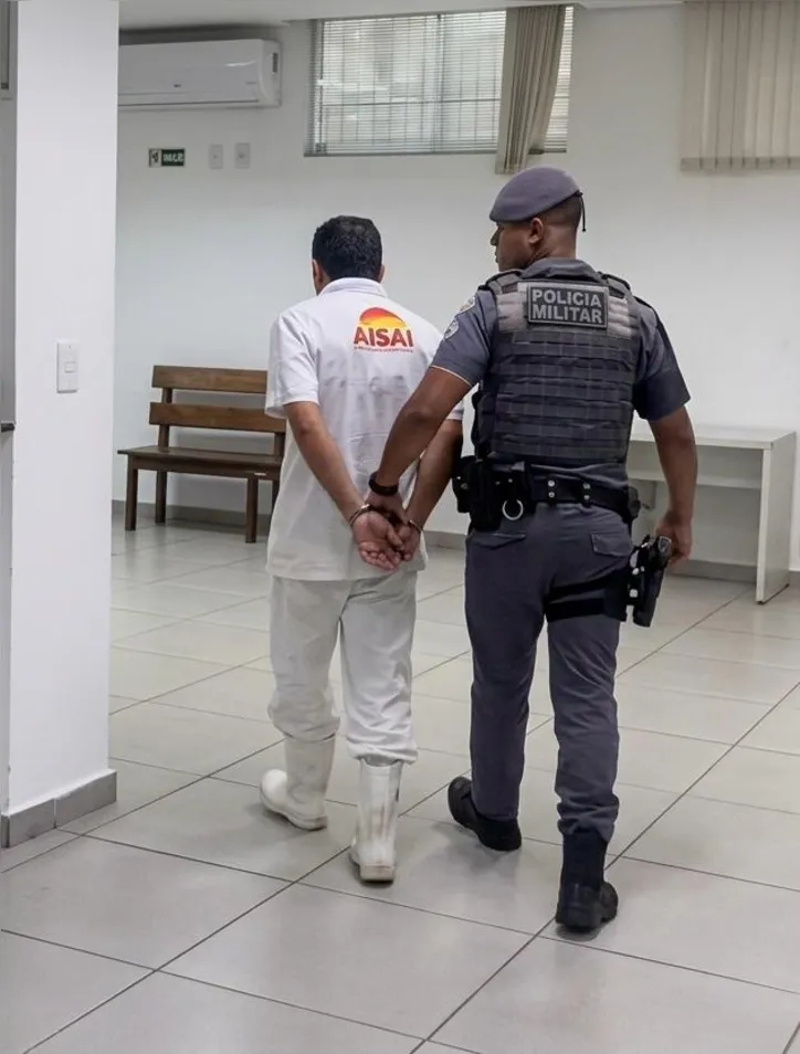 O açougueiro de um supermercado atacadista deixou três colegas feridos a facada
