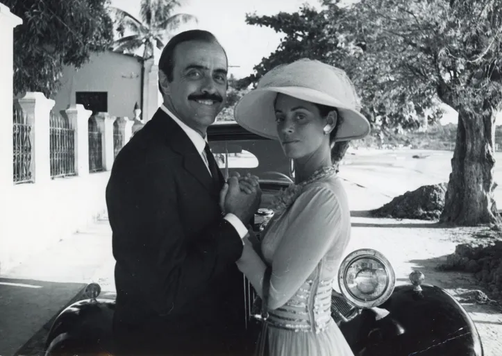 Sonia Braga e Mauro Mendonça caracterizados como os personagens de Dona Flor e seus dois maridos. O ator vive o segundo marido de Flor