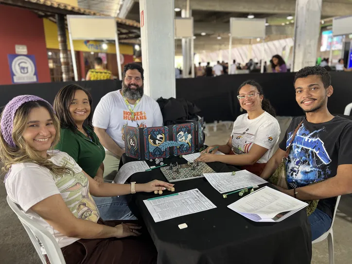 Matheus Fonseca e amigos, em mesa de RPG no Gamepólitan 2026