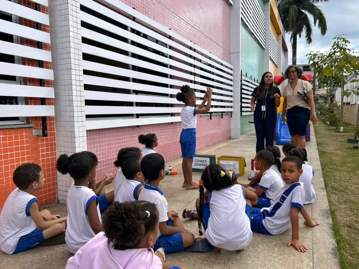 Crianças depois de classificarem os alimentos de acordo com as cores do semáforo