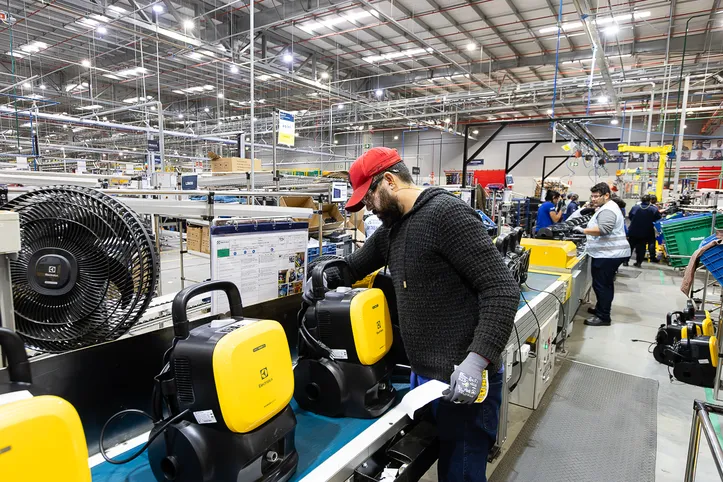 Aspiradores de pó sendo montados na Electrolux