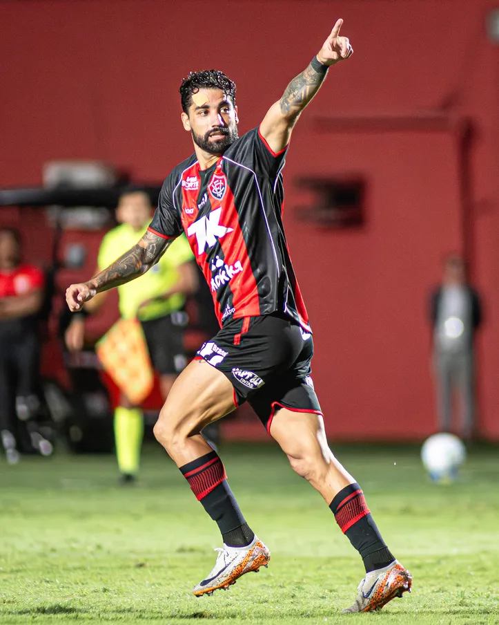 Emanuel Brítez em ação pelo Vitória