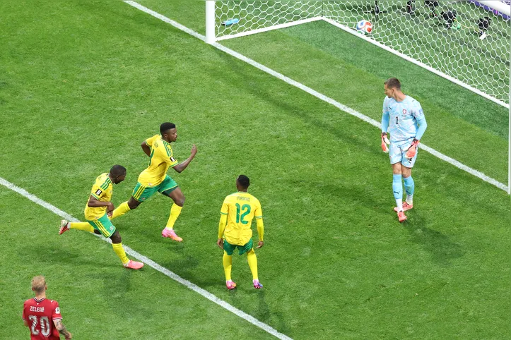 Teboho Mokoena marcou o gol histórico da África do Sul
